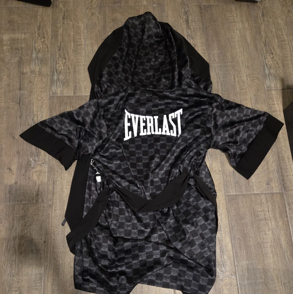 Everlast Checkered Robe - Picture 2 of 3